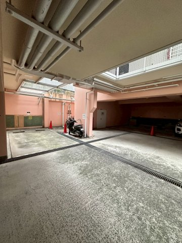 ロイヤル芦屋川の駐車場