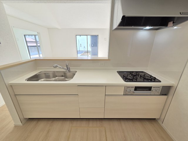 新築　太田市新田上江田町第1　クレイドルガーデン　4号棟のキッチン|現地写真　間口2550ｍｍで作業スペースも広々！換気扇も汚れが付きにくくお掃除がし易い設計です♪
