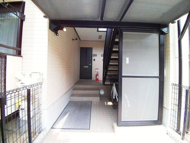 メゾン琵琶町のエントランス