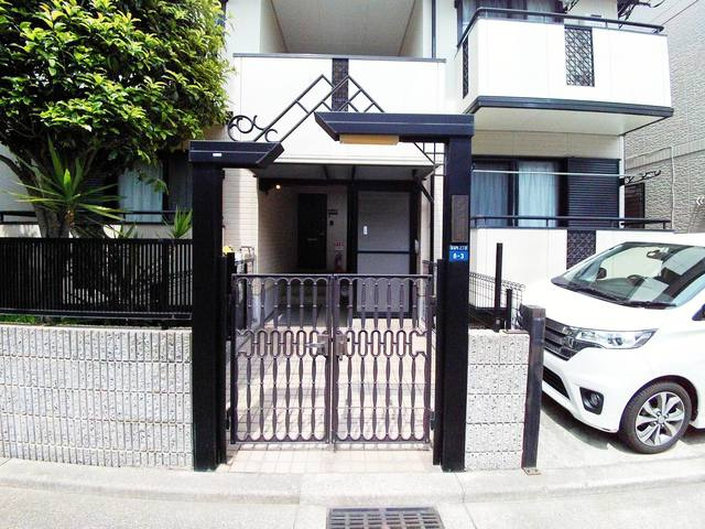 メゾン琵琶町のエントランス