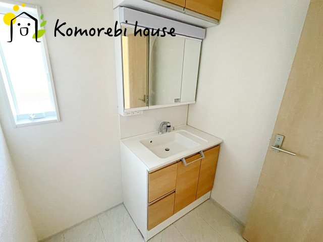 鴻巣市本町7丁目　新築一戸建て　ブルーミングガーデン　03の独立洗面台|独立洗面台あり、毎朝おしゃれに忙しい女性の方におすすめです