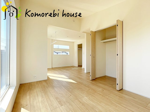 鴻巣市本町7丁目　新築一戸建て　ブルーミングガーデン　03の寝室|開放的な寝室です