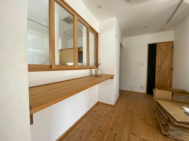 泉馬場店舗の内装|カウンター　ガラス引戸でキッチンから見えるようになっています。