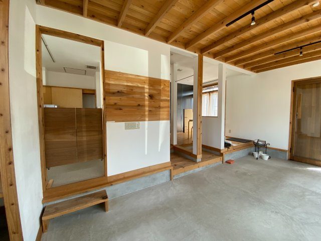 泉馬場店舗の内装