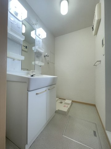 シュティル　鏡　Ｂの内装