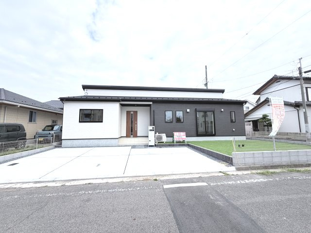 リナージュ前橋市朝倉町3丁目01期　１号棟（平屋）の前面道路含む現地写真|南東角地の整形地で陽当たり良好です☆
土地面積も66坪あるので広々しています。