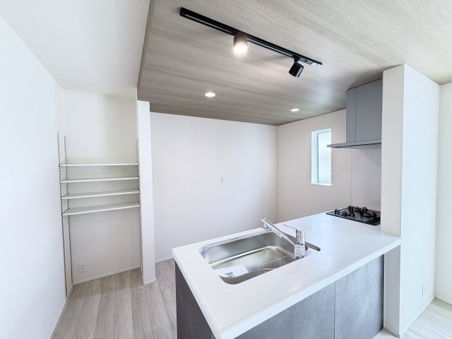リナージュ前橋市朝倉町3丁目01期　１号棟（平屋）のキッチン|キッチン上部はおしゃれなデザインです。