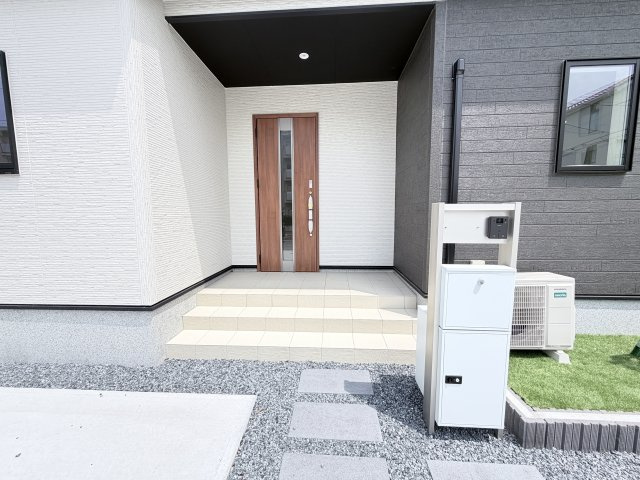 リナージュ前橋市朝倉町3丁目01期　１号棟（平屋）の玄関|玄関前も広々しています。屋根付きなので濡れずにお出かけ準備ができますよ！