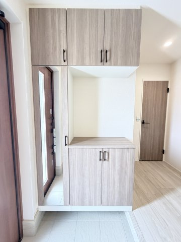 リナージュ前橋市朝倉町3丁目01期　１号棟（平屋）の玄関|玄関収納付きです！身支度鏡もあるので、お支度チェックもバッチリです。