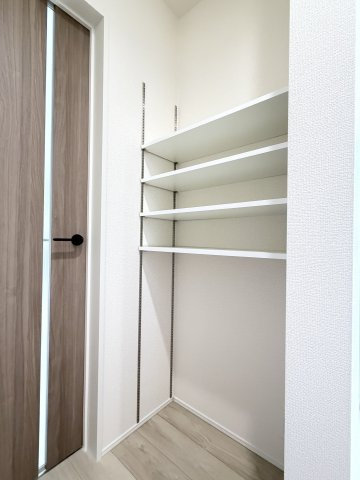 リナージュ前橋市朝倉町3丁目01期　１号棟（平屋）の収納|1階廊下収納です。可動棚付きで使い勝手が良いですよ！