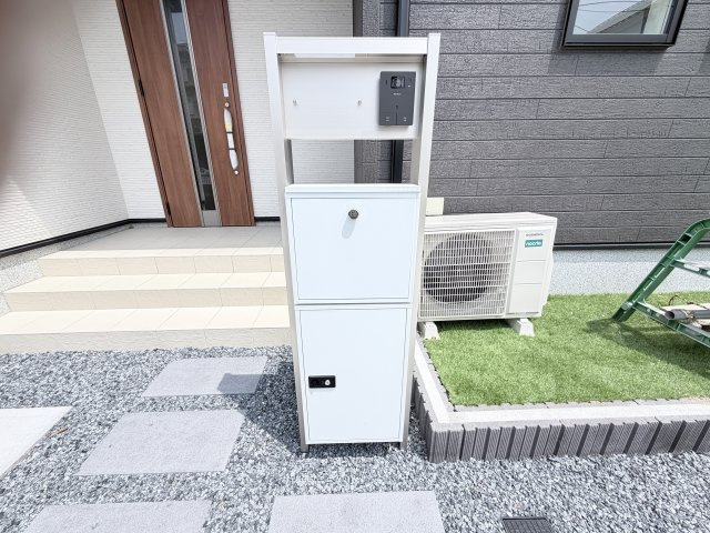リナージュ前橋市朝倉町3丁目01期　１号棟（平屋）の玄関|玄関にもモニター付きインターホン・宅配ボックスが標準装備ですよ。