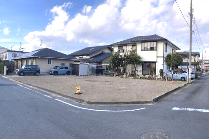 リナージュ前橋市朝倉町3丁目01期　１号棟（平屋）の前面道路含む現地写真|南東角地の整形地で陽当たり良好です☆
土地面積も66坪あるので広々しています。
現在建築中で５月完成予定です。同仕様物件はいつでもご見学頂けますのでお気軽にお問合せ下さい。