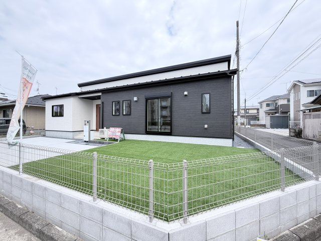 リナージュ前橋市朝倉町3丁目01期　１号棟（平屋）の外観|白とグレーを基調とした落ち着いた雰囲気の外観です♪
角地なので陽当たりも良く開放的な立地です。ぜひ一度ご見学してみませんか。
ご連絡お待ちしております☆