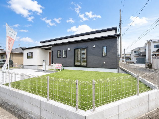 リナージュ前橋市朝倉町3丁目01期　１号棟（平屋）の外観|白とグレーを基調とした落ち着いた雰囲気の外観です♪
角地なので陽当たりも良く開放的な立地です。ぜひ一度ご見学してみませんか。
ご連絡お待ちしております☆