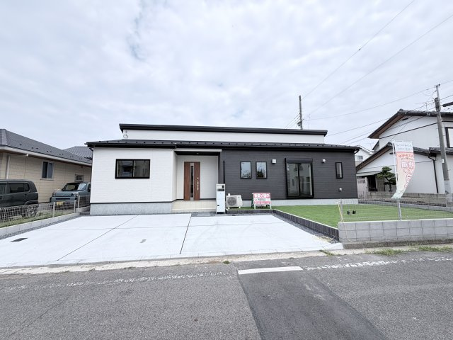 リナージュ前橋市朝倉町3丁目01期　１号棟（平屋）の駐車場|駐車場並列３台ＯＫ！前面道路も広々していて車の出し入れもしやすいですよ！