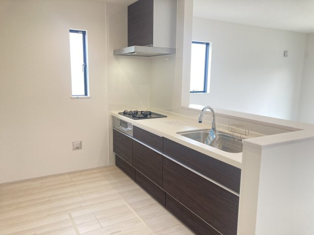 リナージュ前橋市朝倉町3丁目01期　１号棟（平屋）のキッチン|コンロも３口ご用意しています！調理スペースも広くストレスなくお料理できます。
浄水器つきなので美味しいお水も飲めますよ♪