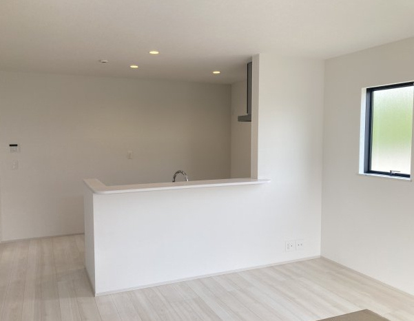 リナージュ前橋市朝倉町3丁目01期　１号棟（平屋）の居間・リビング|人気の対面式キッチンを配した空間はお好みの家具も合わせやすく、家族がくつろぐ快適な空間造りをサポート。窓からは明るい陽光が差し込みます。