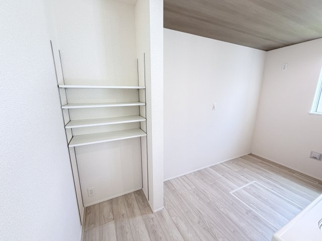 リナージュ前橋市朝倉町3丁目01期　１号棟（平屋）の収納|キッチン後部に収納スペース付きです。可動棚付きで使い勝手が良いですよ！