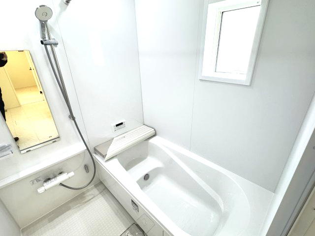 リナージュ前橋市朝倉町3丁目01期　１号棟（平屋）の浴室|１坪タイプのフルオートバスです！
足を延ばして入れる広さなので一日の疲れも癒されますよ♪
室内物干しや浴室乾燥機もあるのでお天気の悪い日にはランドリースペースとしてもご利用できます！