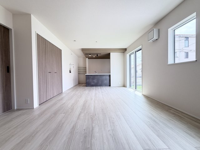 リナージュ前橋市朝倉町3丁目01期　１号棟（平屋）の居間・リビング|人気の対面式キッチンを配した空間はお好みの家具も合わせやすく、家族がくつろぐ快適な空間造りをサポート。窓からは明るい陽光が差し込みます。