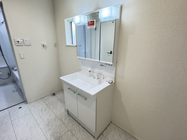 リナージュ前橋市朝倉町3丁目01期　１号棟（平屋）の独立洗面台|シャワー水栓付き洗面台で朝の身支度もバッチリです！
洗面台には収納スペースもあり洗面室もすっきり片付きますよ！