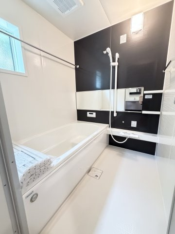 リナージュ前橋市朝倉町3丁目01期　１号棟（平屋）の浴室|１坪タイプのフルオートバスです！
足を延ばして入れる広さなので一日の疲れも癒されますよ♪
室内物干しや浴室乾燥機もあるのでお天気の悪い日にはランドリースペースとしてもご利用できます！