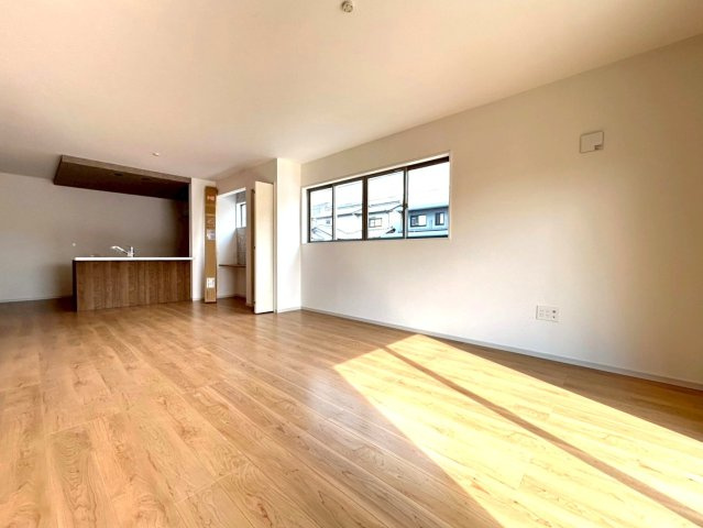 新築戸建　一宮市多加木1期　全3区画分譲の居間・リビング|フローリング材は木目調でナチュラルな美しさ。様々な傷やクラックの発生を大幅に抑える特殊加工済み。