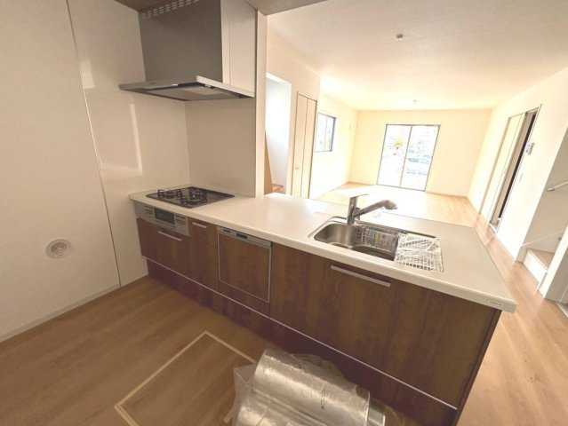 新築戸建　一宮市多加木1期　全3区画分譲のキッチン|ステンレスをワークスペース部分トップに使用した機能的で美しいシステムキッチンを使用しています。