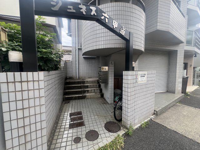 ジュネス六甲道のエントランス