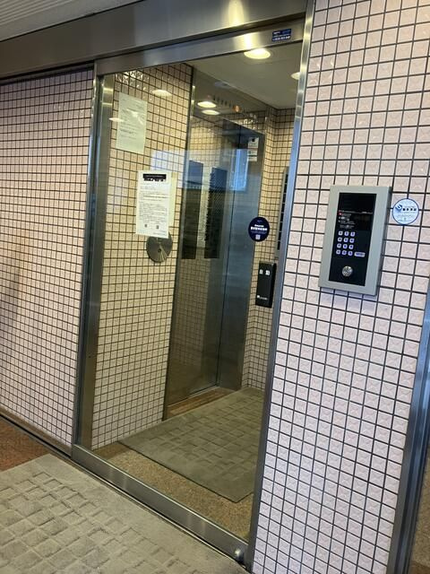 ローヤルガーデンのエントランス