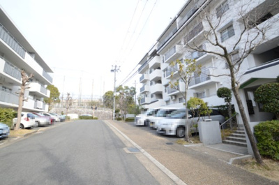 【駐車場】 | 千里緑丘第壱七号棟 | サイトに掲載されていない箇所の写真、撮影してお届けさせて頂きます！気になる物件で、見たい部分の画像が無い場合は、弊社スタッフまでご連絡下さいませ。お客様の気になる箇所を、カメラにて撮影して参ります！