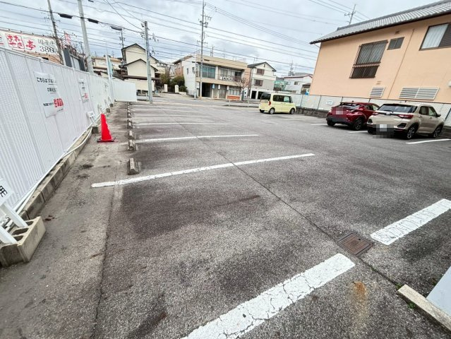 フォワードビルの駐車場