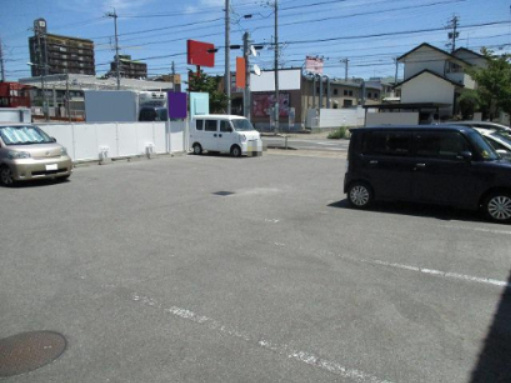 フォワードビルの駐車場