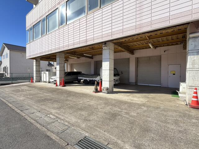 ひたちなか市西大島１丁目　倉庫付ビルの駐車場