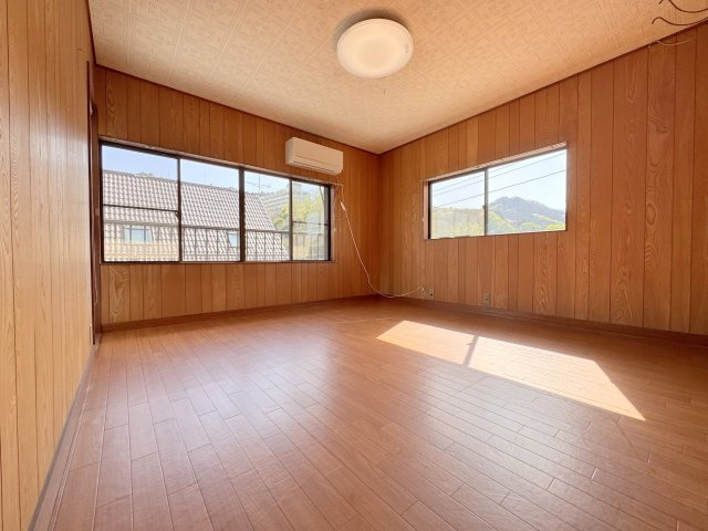 美山町戸建の洋室