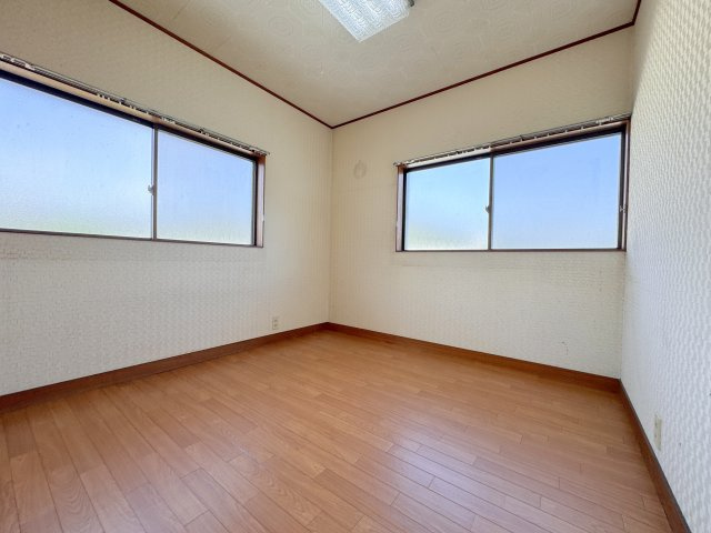 美山町戸建の洋室