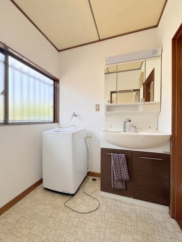 美山町戸建の洗面所