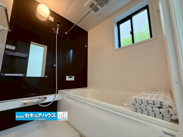 【同施工物件ご案内可能】刈谷市高津波町　全3棟の内観：施工例|【浴室イメージ】
◆アクセントパネルで落ち着きのある雰囲気を演出します。毎日の疲れを癒やすバスタイムをお楽しみ下さい！
◆窓付きで、カビの繁殖を抑える効果があります。