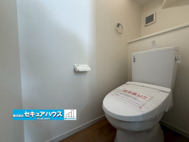【同施工物件ご案内可能】刈谷市高津波町　全3棟の内観：施工例|【高機能トイレイメージ】
◆高機能トイレの多くは便器のフタの開閉が自動であり、使用後に手動で水を流す面倒もなく非常に便利です。スタイリッシュな見た目で、お掃除しやすく、節水効果が高いです。