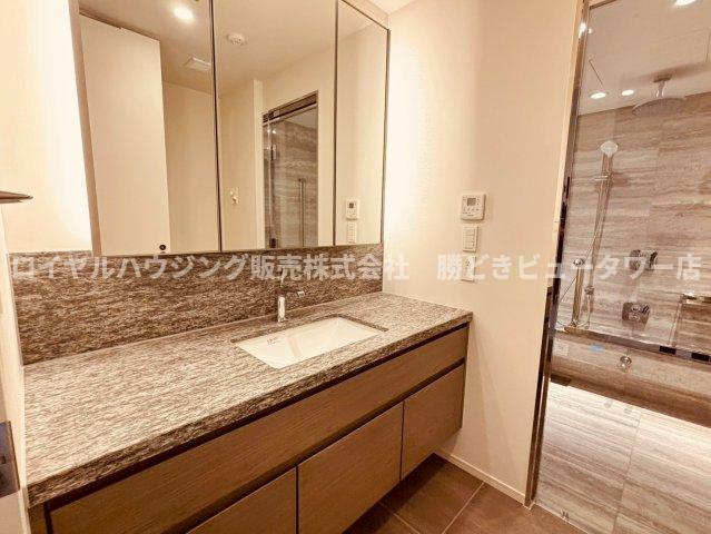 三面鏡付き洗面台です