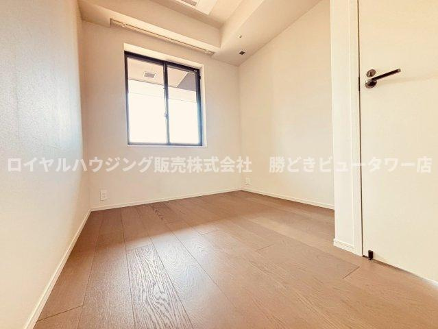 収納の充実している洋室になります