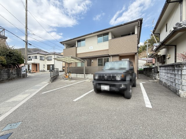 メゾンKTの駐車場