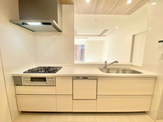 中野北１丁目のキッチン|調理から片付けまでをスムーズにしてくれるシステムキッチン。収納力も高く、スッキリ整う空間で毎日の料理がもっと楽しく、快適に。