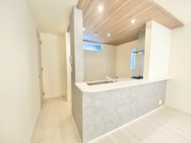 中野北１丁目のキッチン|料理をしながらお子様やペットの様子が見えるカウンターキッチン。オープンな設計で明るく開放的、家族みんなが集まりやすいリビングです！