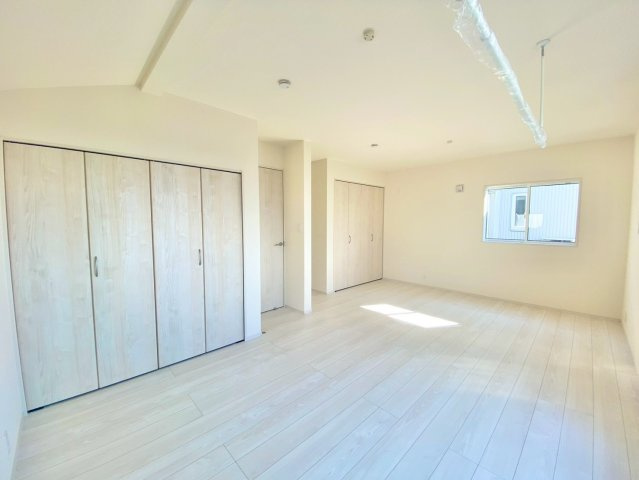 中野北１丁目の洋室|【洋室１１.８４帖】
お子様の成長に合わせてレイアウト変更がしやすい伸びやかな洋室。兄弟の共有部屋としても使える十分な広さです。