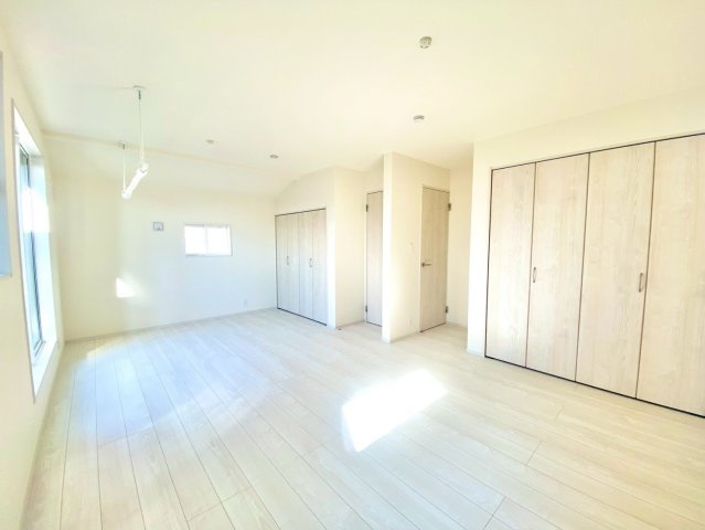 中野北１丁目の洋室|【洋室１１.８４帖】
広さにゆとりある洋室は、寝室＋ワークスペースなど多目的な使い方が可能。家具配置の自由度も高く、快適に過ごせる空間です！