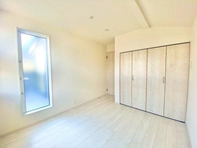 中野北１丁目の洋室|【洋室５.３４帖】
扉を開ければすぐバルコニー。風通しが良く、季節の心地よさを感じられる、爽やかな住まいのプライベート空間。