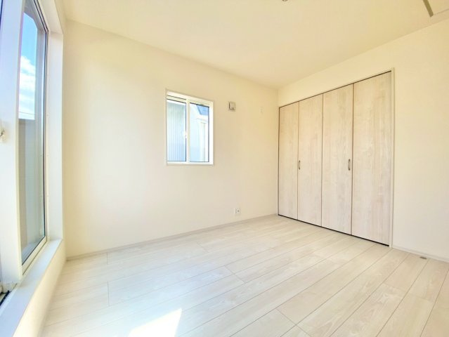 中野北１丁目の洋室|【洋室５.２５帖】
シンプルながら居心地の良い洋室。どんな家具も置きやすく、子ども部屋や寝室など多用途に活用できる使いやすい空間です。