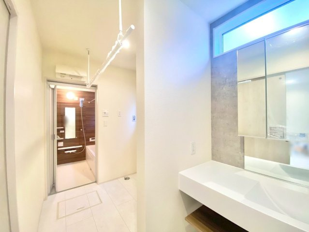 中野北１丁目の独立洗面台|三面鏡タイプの洗面化粧台を採用し、細かな角度調整で横顔までしっかり確認可能。鏡裏収納も便利で、洗面台周りがいつも整った空間に。