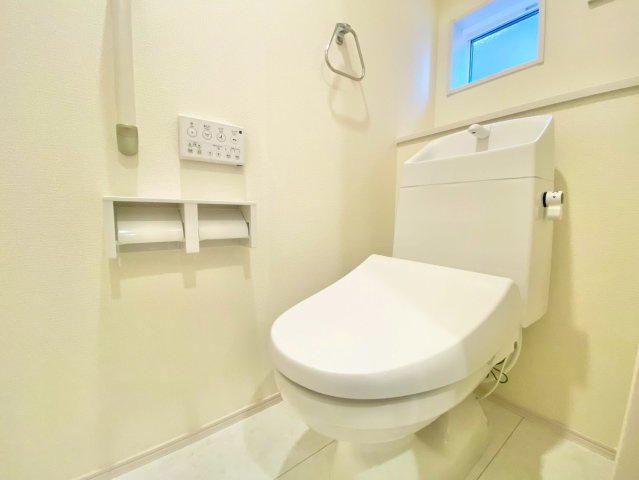 中野北１丁目のトイレ|2ヶ所のトイレで混雑知らず。家族が多くても安心の快適動線を確保し、生活のストレスを軽減。毎日の暮らしがスムーズになる便利な設計です。